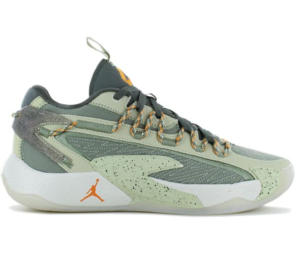 100% Original Jordan !  Herstellerfarbe:  Olive Aura / Vivid Orange   Obermaterial:  Mesh / Synthetik   Zustand:  Neu  und  Originalverpackt         Jordan Luka Sneaker vom NBA Star LUKA DONCIC. Feiere den Status mit dem Luka 2