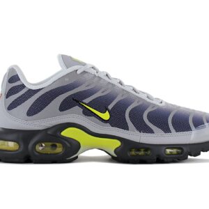 100% Original Nike !  Herstellerfarbe:  Metallic Silver / Obsidian / Photon Dust / Opti Yellow   Obermaterial:  Textil - Mesh   Zustand:  Neu  und  Originalverpackt         Der stylishe Air Max Plus sorgt mit Tuned-Air für Stabilität und Dämpfung. Farbverläufe sorgen zusammen mit wellenförmigen Designlinien für einen frechen Style