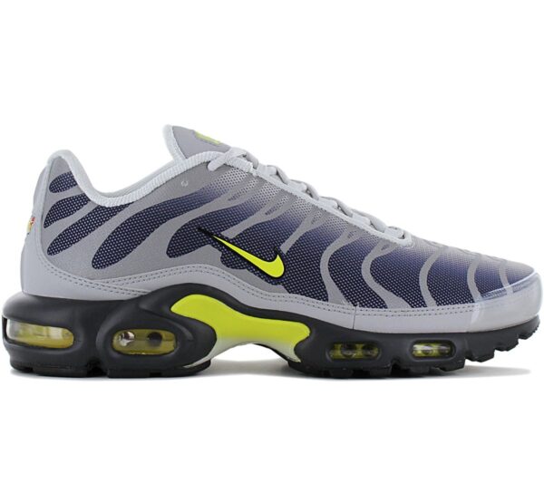 100% Original Nike !  Herstellerfarbe:  Metallic Silver / Obsidian / Photon Dust / Opti Yellow   Obermaterial:  Textil - Mesh   Zustand:  Neu  und  Originalverpackt         Der stylishe Air Max Plus sorgt mit Tuned-Air für Stabilität und Dämpfung. Farbverläufe sorgen zusammen mit wellenförmigen Designlinien für einen frechen Style