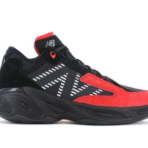 100% Original New Balance !  Herstellerfarbe: Black / True Red   Obermaterial:  Mesh - Synthetik   Zustand:  Neu  und  Originalverpackt         Erlebe mit dem Fresh Foam BB v2 eine völlig neue Dimension des Tragekomforts und der Leistungsfähigkeit auf dem Basketball-Spielfeld. Diese Innovation verspricht Frische und Wohlbefinden während des gesamten Spiels.       Die durchgehende Fresh Foam X Mittelsohle vereint Dual-Density-Dämpfung: ein ultraweiches Zentrum für maximalen Komfort und ein festerer Schaumstoff an den Rändern für die notwendige Stabilität.      Zusätzlich sorgt eine TPU-Platte im Mittelfußbereich für optimale Unterstützung bei deinen schnellen Seitwärtsbewegungen. Perfekt für Spieler