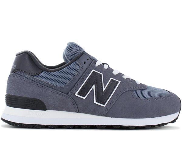 100% Original New Balance !  Herstellerfarbe:   Dark Arctic / Grey / Phantom   Obermaterial:  Leder / Textil   Zustand:  Neu  und  Originalverpackt         Der New Balance 574 ist der perfekte Freizeit-Sneaker. Durch seinen frischen und robusten Look ein echter Hingucker. Weiterhin verschafft die komfortable EVA-Zwischensohle und die robuste Gummi-Außensohle ein angenehmes Tragegefühl.         Gepolsterter Einstieg.   Verstärkter Fersenbereich durch externen Fersenstabilisator.   Sportliches Design.   Leicht Profilierte Laufsohle.   Dämpfende EVA Zwischensohle.   Logo an Zunge