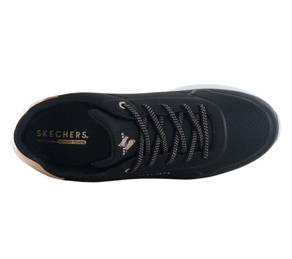 eine Skechers Air-Cooled Memory-Foam Innensohle und eine gepolsterte Plateau-Zwischensohle.       Obermaterial aus Durabuck mit Metallic-Details.   Schockabsorbierende