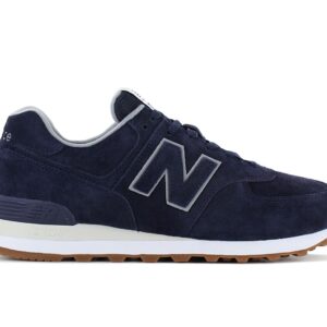 100% Original New Balance !  Herstellerfarbe:  Navyblue / Gum   Obermaterial:  Leder (Suede-Leder)   Zustand:  Neu  und  Originalverpackt         Der New Balance 574 ist der perfekte Freizeit-Sneaker. Durch seinen frischen und robusten Look ein echter Hingucker. Weiterhin verschafft die komfortable EVA-Zwischensohle und die robuste Gummi-Außensohle ein angenehmes Tragegefühl.      Gepolsterter Einstieg.  Verstärkter Fersenbereich durch externen Fersenstabilisator.  Sportliches Design.  Leicht Profilierte Laufsohle.   Dämpfende EVA Zwischensohle.  Logo an Zunge