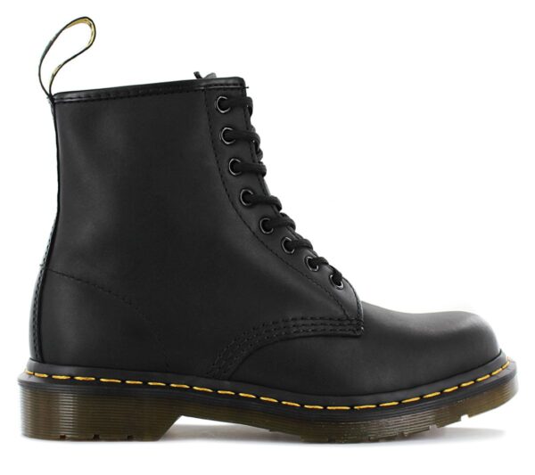 100% Original Dr. Martens !  Herstellerfarbe:  Black   Obermaterial:  Leder   Zustand:  Neu  und  Originalverpackt         Als klassische Dr. Martens Silhouette dreht sich beim 8-Loch Stiefel 1460 Greasy alles ums Leder: Es ist matt schwarz und hat eine gewachste