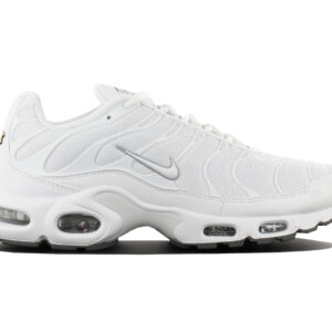 100% Original Nike !  Farbe laut Hersteller:  White/White-Black-Cool Grey   Obermaterial: Textil - Synthetik     Zustand:  Neu  und  Originalverpackt          Dieser sehr bequeme Nike Air Max Plus Herren Sneaker überzeugt durch sein tolles strapazierfähiges Obermaterial und mit seiner super Passform. Das Air-Element in der Ferse und im Vorfuß sorgt für eine angenehme Schrittdämpfung und die Außensohle gibt den nötigen Halt.    Phylon-Mittelsohle. Obermaterial sorgt für Atmungsaktivität. Schaumstoffsohle mit Tuned Air-Dämpfung. Strapazierfähige Gummi-Außensohle. 7-Loch Schnürung sorgt für festen Halt. Brandlogo-Patch auf der Zunge. Typische Brandlogo-Swoosh an den Außenseiten. Tragekomfort und Stil vereint in einem Schuh. Gepolsterter Knöchelbereich. Verstärkte Ferse. Innenfutter Textil.