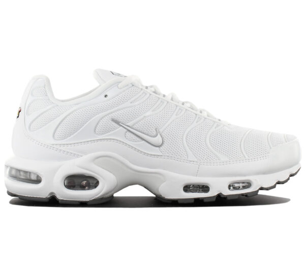 100% Original Nike !  Farbe laut Hersteller:  White/White-Black-Cool Grey   Obermaterial: Textil - Synthetik     Zustand:  Neu  und  Originalverpackt          Dieser sehr bequeme Nike Air Max Plus Herren Sneaker überzeugt durch sein tolles strapazierfähiges Obermaterial und mit seiner super Passform. Das Air-Element in der Ferse und im Vorfuß sorgt für eine angenehme Schrittdämpfung und die Außensohle gibt den nötigen Halt.    Phylon-Mittelsohle. Obermaterial sorgt für Atmungsaktivität. Schaumstoffsohle mit Tuned Air-Dämpfung. Strapazierfähige Gummi-Außensohle. 7-Loch Schnürung sorgt für festen Halt. Brandlogo-Patch auf der Zunge. Typische Brandlogo-Swoosh an den Außenseiten. Tragekomfort und Stil vereint in einem Schuh. Gepolsterter Knöchelbereich. Verstärkte Ferse. Innenfutter Textil.