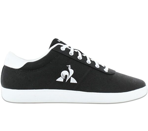 100% Original Le Coq Sportif !  Herstellerfarbe:  Black   Obermaterial:  Textil - Canvas   Zustand:  Neu  und  Originalverpackt         In diesem Modell von Le Coq wirst Du keine Müdigkeit verspüren. Der Allrounder für coole Street Styles heißt Court One. Eine strapazierfähige Stoffeinlage sorgt für hervorragende Fußdämpfung und Belüftung.      Obermaterial aus Canvas fühlt sich vom ersten Tag an bequem an.  Vom Tennis inspirierte Schuhe.  Schnürung für individuellen Style und optimalen Sitz.  Komfortable Polsterung am Bund und Zunge.  Laufsohle aus Gummi.  Metallösen.  Farblich abgestimmtes gesticktes Logo an der Seite.  Aufgedrucktes Logo auf der Zunge.  Geprägtes Logo an der Ferse.  Innenfutter Textil.