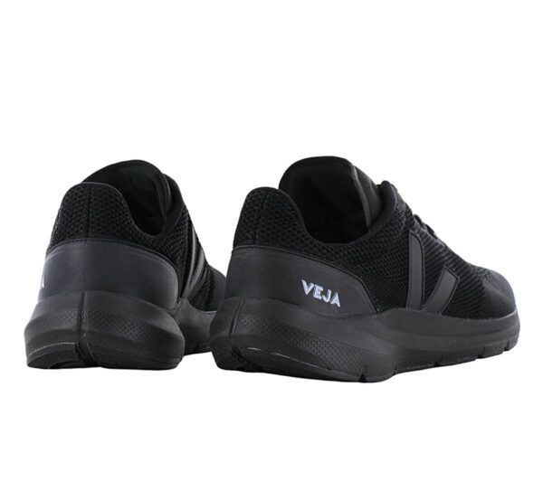 der neue Schuh von VEJA ist da!  Nach 4 Jahren Forschung und Entwicklung brachte das französische Label VEJA im Jahr 2019 seinen ersten ökologischen Laufschuh auf den Markt: den Condor. Dank des Feedbacks begeisterter Läufer hat VEJA die neue Performance- bzw. Running-Linie verbessert und kontinuierlich weiterentwickelt. Laufschuhe von VEJA kombinieren Leistung mit innovativen