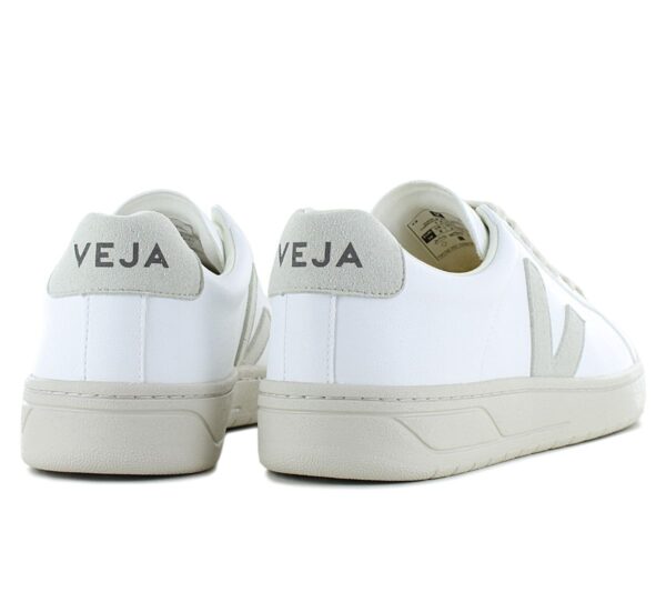 vereinen gutes Gewissen und Stilbewusstsein in einem.      Dieser Sneaker Urca von Veja kombiniert all diese Dinge und ist zudem auch noch komplett Vegan. Das Obermaterial und die seitlichen Paneele bestehen aus CWL (Cotton Worked as Leather)