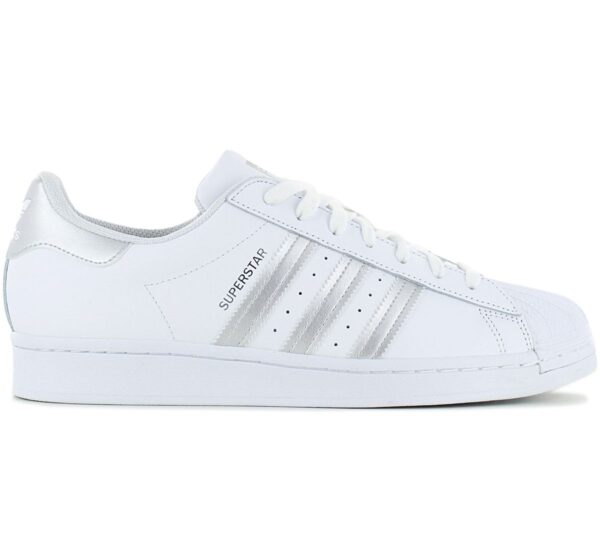 100% Original Adidas !  Herstellerfarbe:  Ftw White/ Silver Metalic / Ftw White   Obermaterial:  Leder   Zustand:  Neu  und  Originalverpackt        Der adidas Superstar Sneaker ist der ultimative Streetwear-Liebling. Sein Style und Erfolg sind und bleiben einfach unschlagbar. In dieser Version zeigt er sich mit einem hochwertigen Obermaterial aus Glattleder. Abgerundet wird das Ganze von den gezackten 3-Streifen und dem Superstar Logo für einen authentischen Look.       Gummi-Cupsohle mit Fischgräten-Profilierung.  Shell-Zehenkappe aus Gummi.  3-Stripes-Design an den Seiten.  Abriebfeste Gummisohle.  OrthoLite Einlegesohle.  Adidas Logo-Patch auf der Zunge und Ferse.  Herausnehmbare Innensohle.