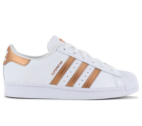 100% Original Adidas !  Herstellerfarbe:  Cloud White / Copper Metallic / Core Black   Obermaterial:  Leder   Zustand:  Neu  und  Originalverpackt         In den 70ern wurde er ursprünglich als Basketballschuh designt und in den 80ern dann von der Hip-Hop-Szene entdeckt. Heute ist der adidas Superstar eine echte Streetwear-Ikone und nicht mehr von unseren Füßen wegzudenken. Als absolutes Signature-Detail ist die stylishe und schützende Shell Toe fester Bestandteil des Looks. Genau wie damals auf dem Basketball-Court. Auch im Alltag kommt sie ganz schön praktisch ? egal