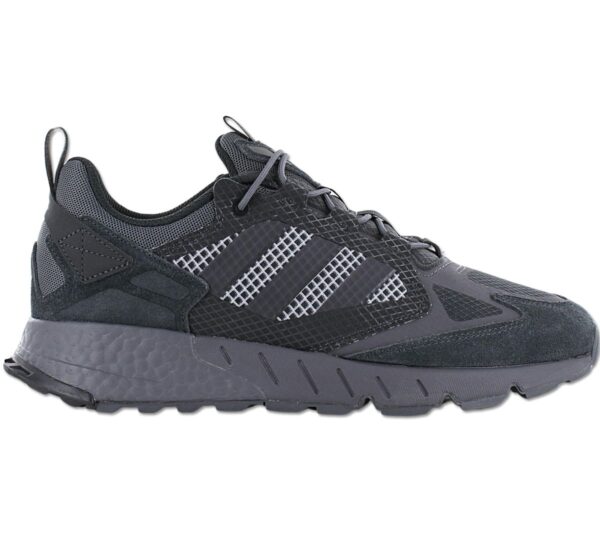 100% Original Adidas !  Herstellerfarbe:  Five/ Carbon / Core Black   Obermaterial:  Textil - Mesh - Leder   Zustand:  Neu  und  Originalverpackt         Dieser adidas ZX 1K Boost 2.0 Schuh ist von Laufschuhen inspiriert und kommt mit einem futuristischen Look aus Mesh und transparenten Overlays. Die Kombi aus Boost und EVA macht das Design perfekt und sorgt für Tragekomfort pur. Das Obermaterial besteht zu mindestens 50% recycelten Materialien.      Obermaterial aus Mesh mit aufgeschweißten Overlays.  Stabiles Tragegefühl.  Schnürung für individuellen Style und optimalen Sitz.  Komfortable Polsterung am Bund und Zunge.  Laufsohle aus Gummi.  Hybrid-Zwischensohle mit Boost und EVA.  adidas Details.  Innenfutter Textil.