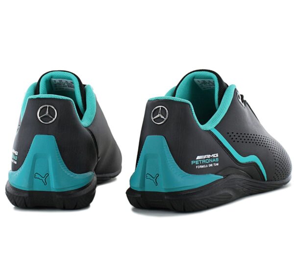 der von Geschwindigkeit inspiriert ist.        Synthetisches Obermaterial.   Mercedes-AMG Petronas - Formula 1® - Branding auf der Rückseite.  Schnürung für individuellen Style und optimalen Sitz.   Komfortable Polsterung am Bund und Zunge.  Gummi Außensohle.   PUMA Formstrip an der Seite.   Puma Branding.    Futter: 100% Textil.