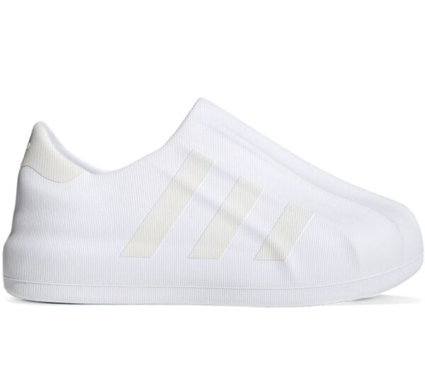 100% Original Adidas !  Herstellerfarbe:  Ftw white / Cloud White / Ftw white   Obermaterial:  BIO Schaumstoff aus Zuckerrohr   Zustand:  Neu  und  Originalverpackt         Was für ein futuristischer neuer Sneaker von adidas aus einem neuartigen BIO Schaumstoff aus Zuckerrohr gefertigt.     Diese Version des adidas Superstar zeigt den Shell-Toe Sneaker von einer ganz neuen Seite. Diese klobige Slip-On-Version kommt mit einem Schaumstoff