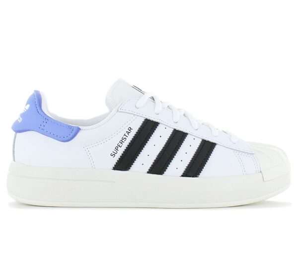 100% Original Adidas !  Herstellerfarbe:  Cloud White / Core Black / Off White   Obermaterial:  Leder   Zustand:  Neu  und  Originalverpackt         Veredele deinen Stil mit den kultigen adidas Originals Superstar Ayoon  Sneakers. Diese Schuhe sind aus hochwertigem Leder gefertigt und zeigen  Ayoon Alis  lebendiges Design