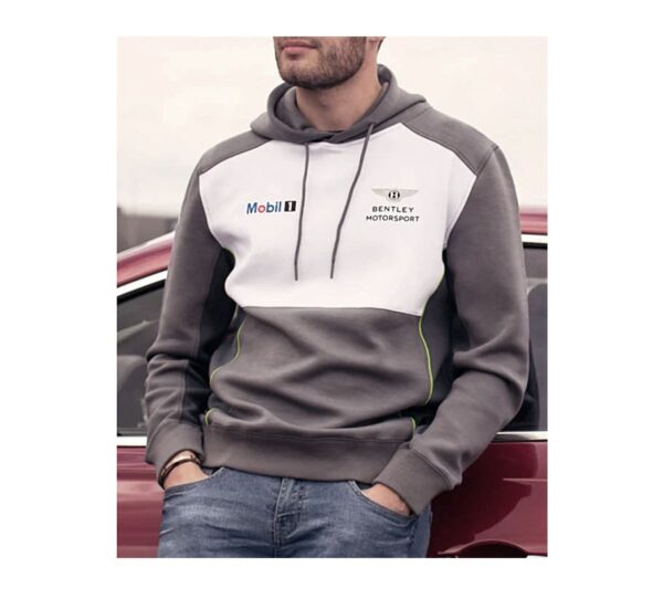 5% Elasthan   Zustand:  Neu  und  Originalverpackt          Dieser gut aussehende und angenehm zu tragende Kapuzenpullover ist Teil der Bentley-Motorsport Kollektion. Im klassischen Kapuzenpullover-Stil in den offiziellen Teamfarben Weiß und Grau gestaltet. Die Details bestehen aus einer Paspelierung in Grün. Hergestellt aus einem superweichen Stoffmix aus Viskose und Polyester. Auf der Vorderseite sind die Logos des Bentley-Teams und der Sponsoren aufgedruckt. Auf der Rückseite sind ein großes aufgedrucktes Bentley-Flügel-Logo und ein charakteristischer Streifen zu sehen. Ein Logo mit der Union-Jack-Flagge rundet das Design ab.         Bentley Motorsport Team Kapuzenpullover.    Offizielles Bentley Motorsport Merchandise.   Englische Flagge auf der rechten Schulter.    Angenehmer Tragekomfort dank hochwertiger Verarbeitung.