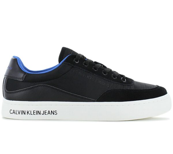 100% Original Calvin Klein !  Herstellerfarbe:   Black / Imperial Blue   Obermaterial:  Leder / Textil   Zustand:  Neu  und  Originalverpackt         Klassische Sneaker von Calvin Klein Jeans. Stylish und bequem zugleich. Mit griffiger Laufsohle sind die idealen Schuhe für den Alltag.       Runde Schuhspitze.  Obermaterial aus Leder und Stoff.  Innensohle aus Stoff.  Futter aus Stoff.  Extrem leichte Gummi-Außensohle.  CALVIN KLEIN Markenlogo auf der Seite und Zunge.  Klassische Schnürung.