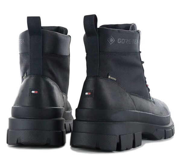 Schlaufe zum Anziehen ist dieser Lederstiefel ebenso praktisch wie stilsicher. Der Boot aus schwarzen Leder überzeugt mit einer Gore-Tex  Membrane. Der stylische Stiefel mit den typischen Hilfiger Logo  sorgt für Wiedererkennungswert und verleiht dem Modell einen sportlich-eleganten Look.        Runde Schuhspitze.   Gore Tex Membran.   Schnürung für Style und optimalen Sitz.   Gore Tex Prägung am Bund.   Laufsohle aus Gummi mit der Absatzhöhe von 3.5 cm.   Atmungsaktives Textilfutter.