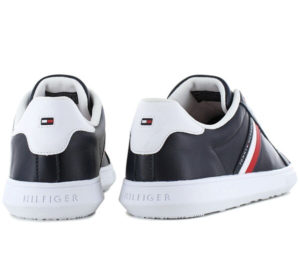 Außenseite und an der Ferse.  Innenschuh besteht aus Textil und sorgt so für Atmungsaktivität.  Rutschhemmende Gummi Außensohle.  Ösen oben mit Tommy Hilfiger-Branding.