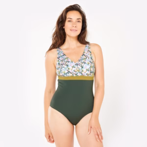 Dieser Badeanzug bietet Frauen mit großer Oberweite Komfort und Halt bei der Aquafitness oder beim Schwimmen.